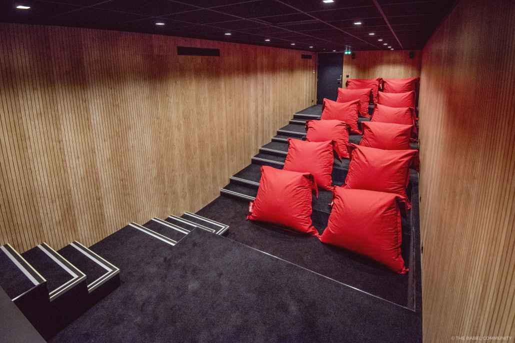 Amphitheatre-style meeting room with flexible set-up