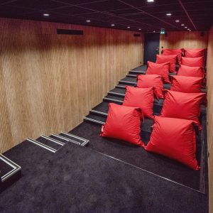 Salle de réunion en amphithéâtre avec une mise en place modulable