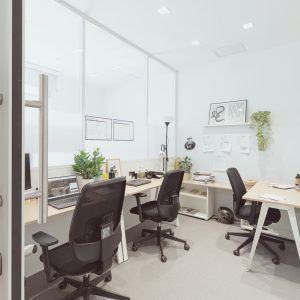 Bureaux miltipostes au sein d’un grand espace de Coworking high tech