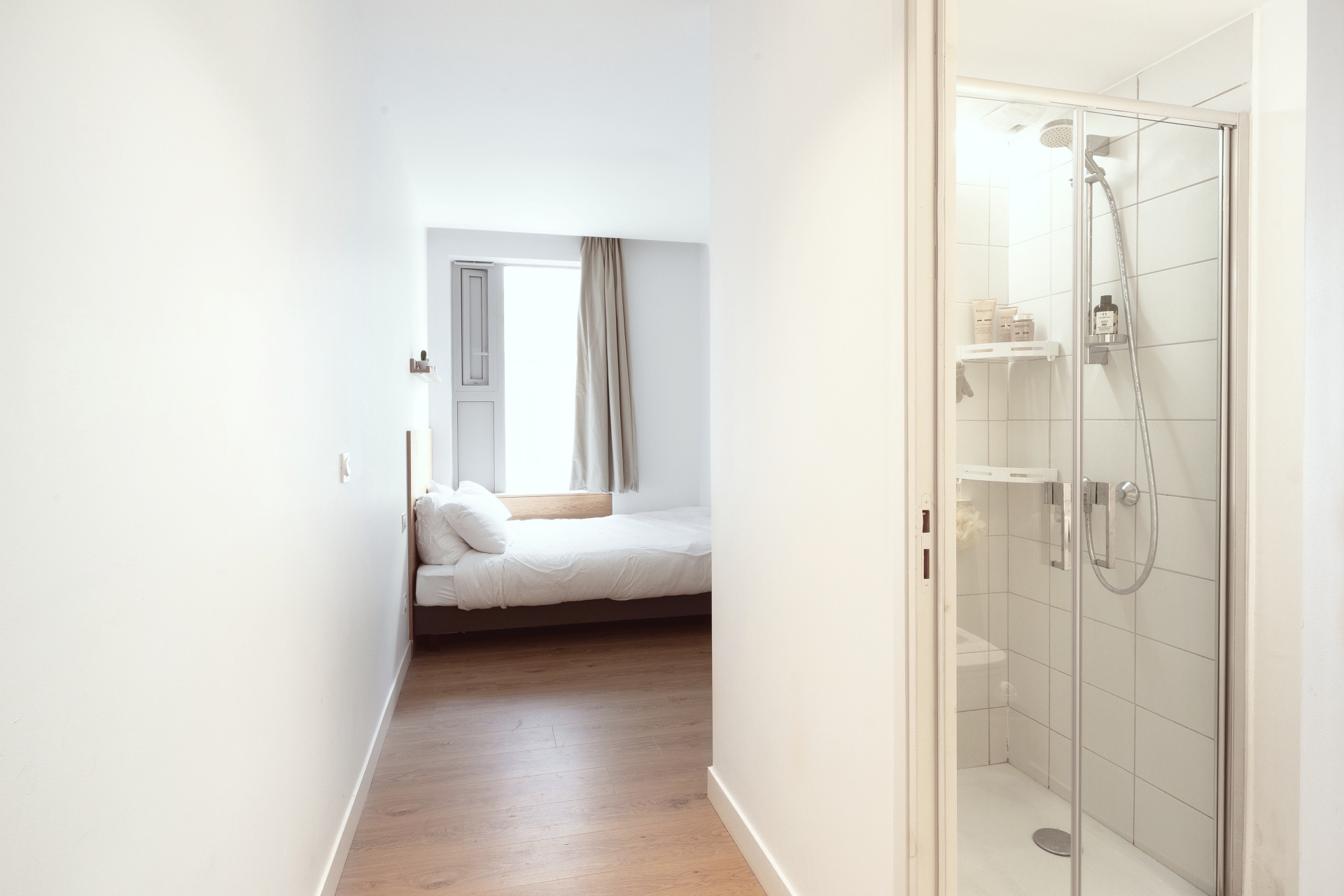 Chambre avec salle de bain privative en coliving à Marseille