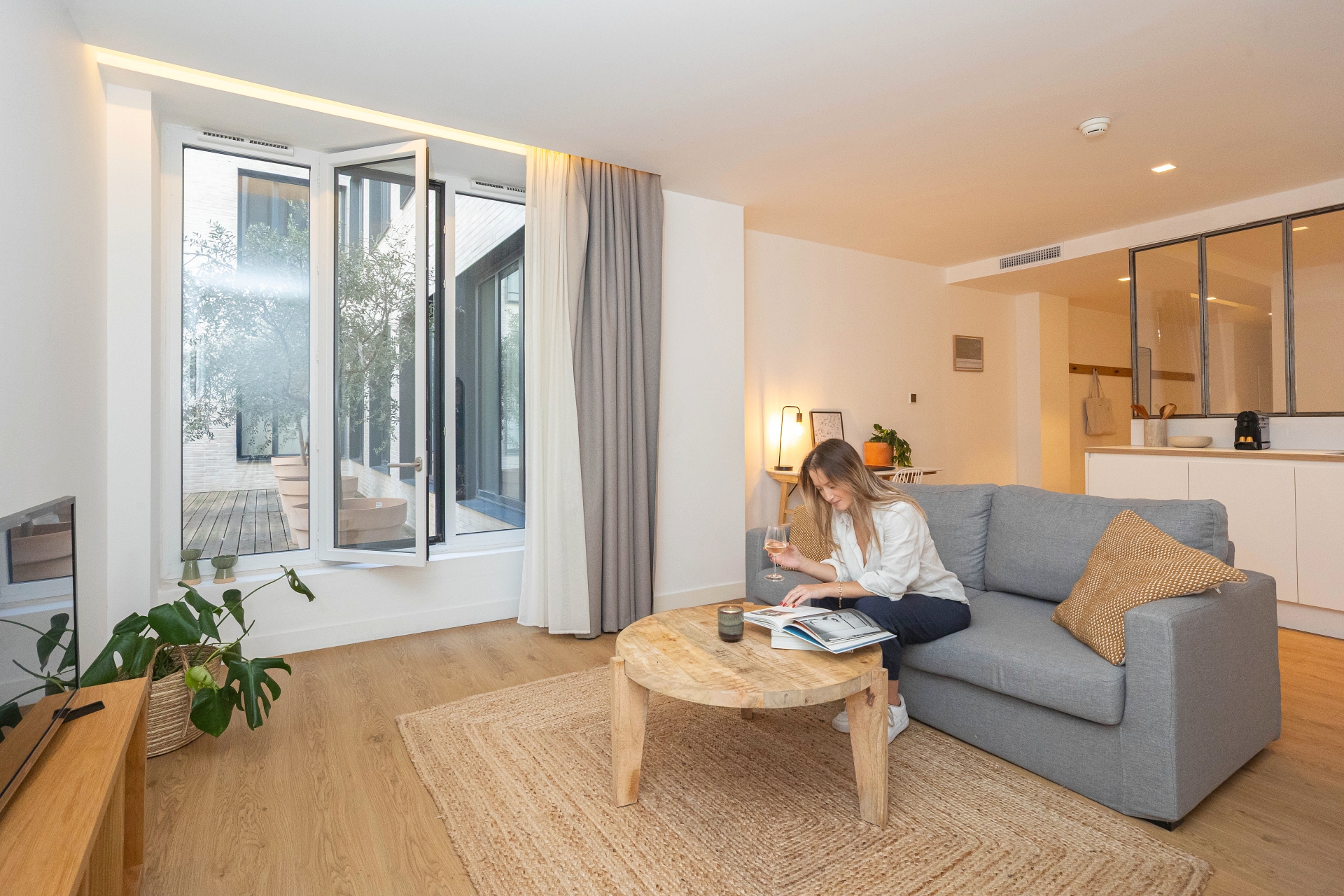 GRANDE SUITE PREMIUM - VUE PATIO - 213 - The Babel Community Coliving Marseille Vieux Port (3)