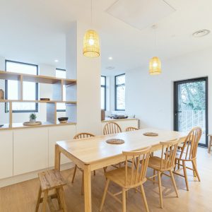 Salon avec la table à manger en T2 Grenoble