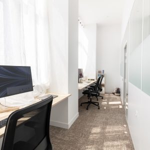Grand bureau dans espace de travail dynamique avec les services à la carte