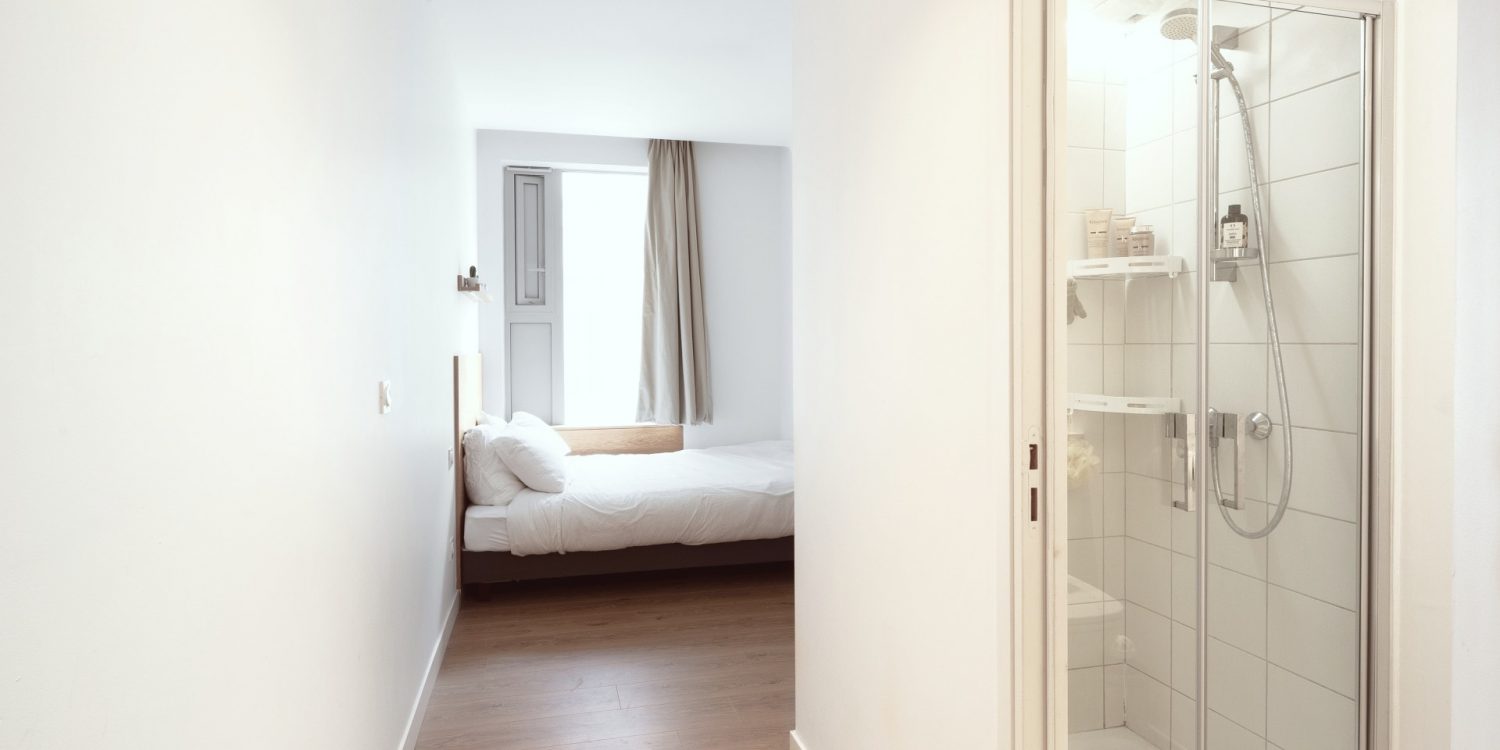 Chambre avec salle de bain privative en coliving à Marseille