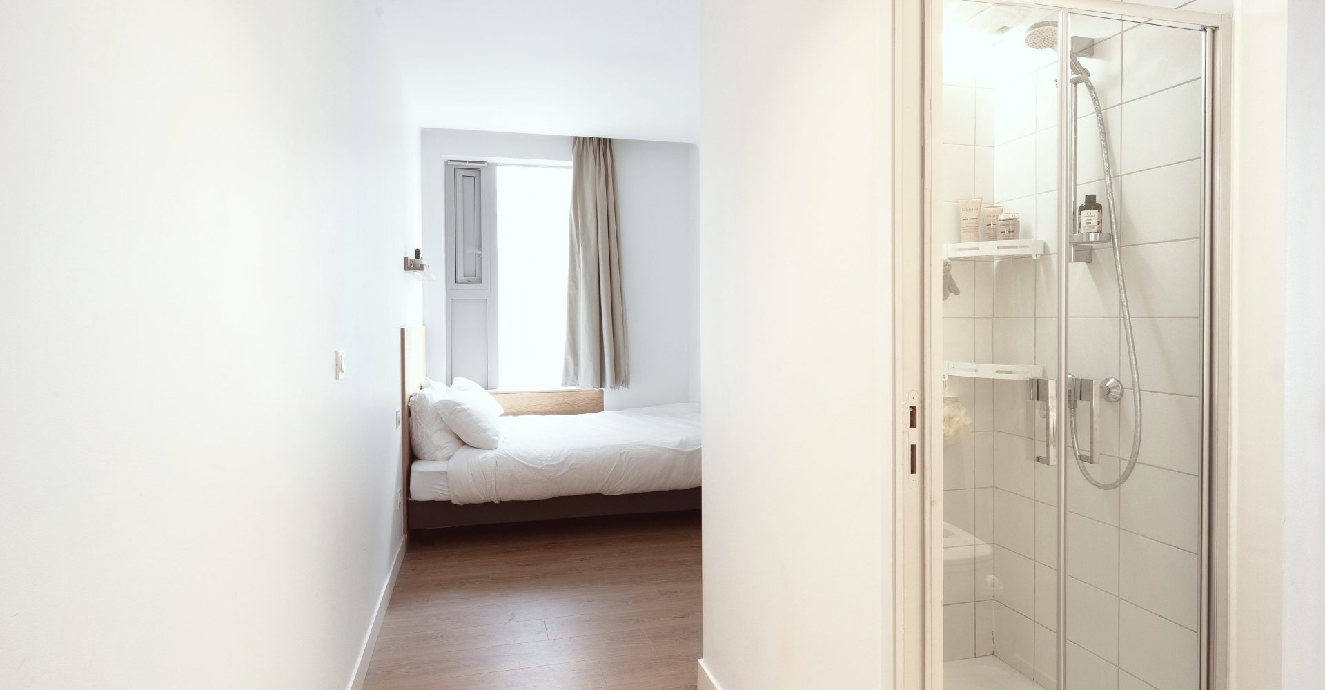 Chambre avec salle de bain privative en coliving à Marseille