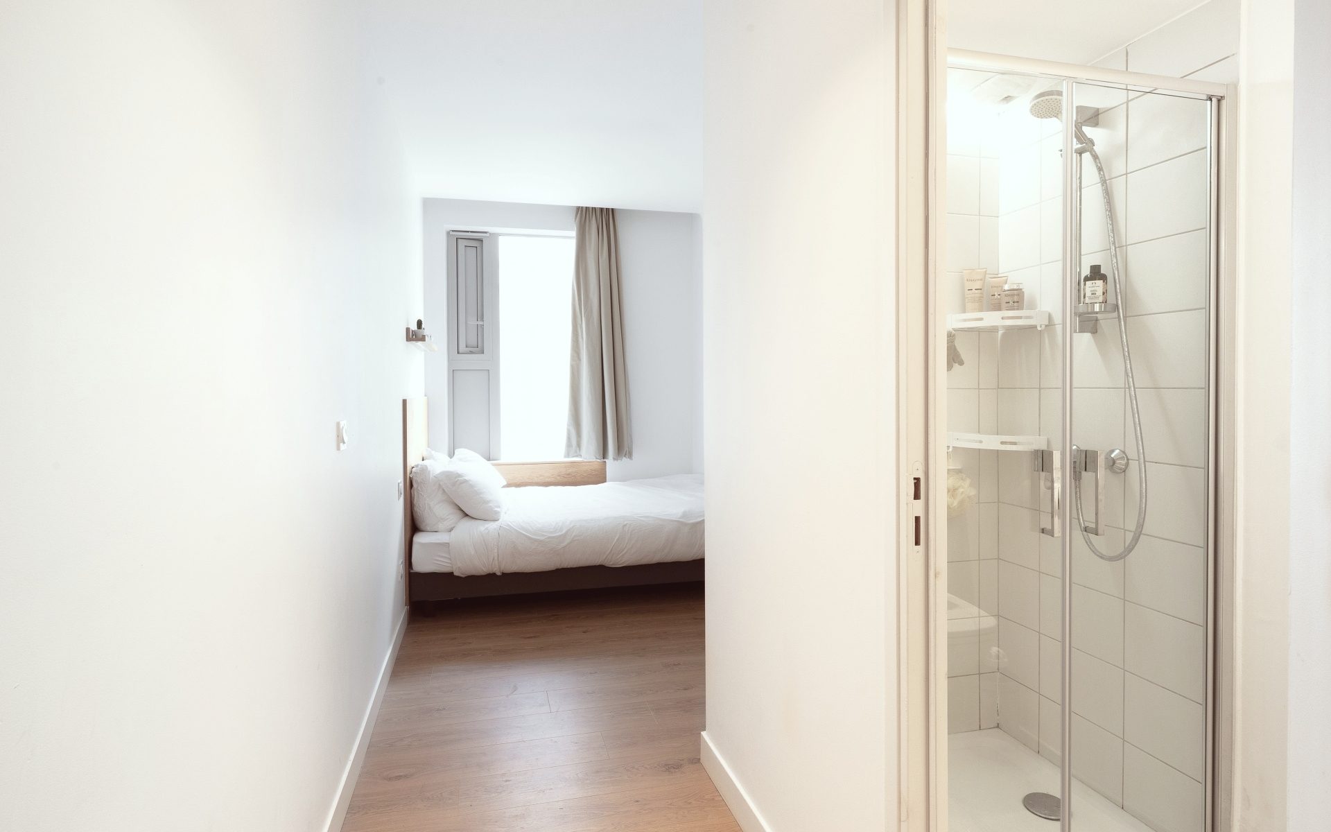 Chambre avec salle de bain privative en coliving à Marseille
