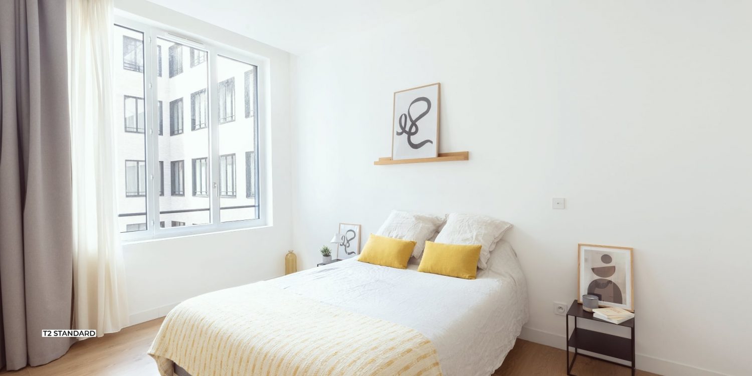 Chambre avec un lit double en T2 à Marseille
