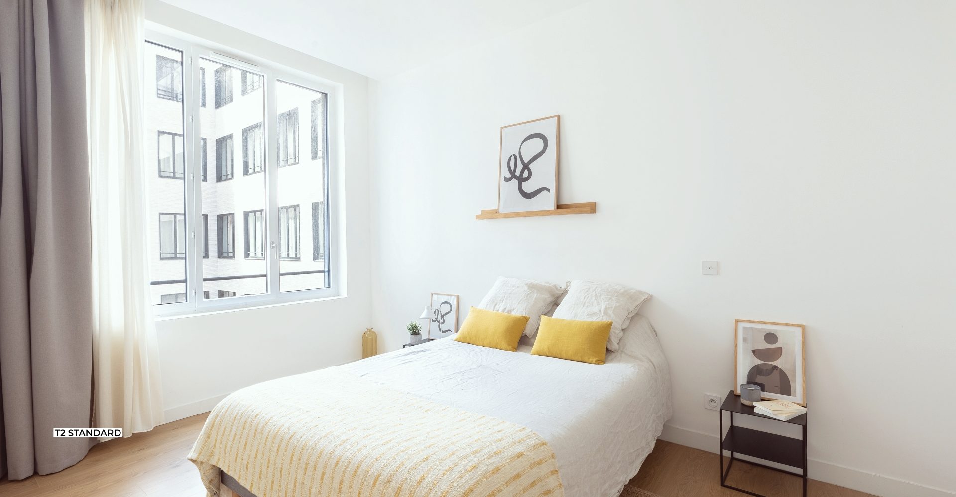 Chambre avec un lit double en T2 à Marseille