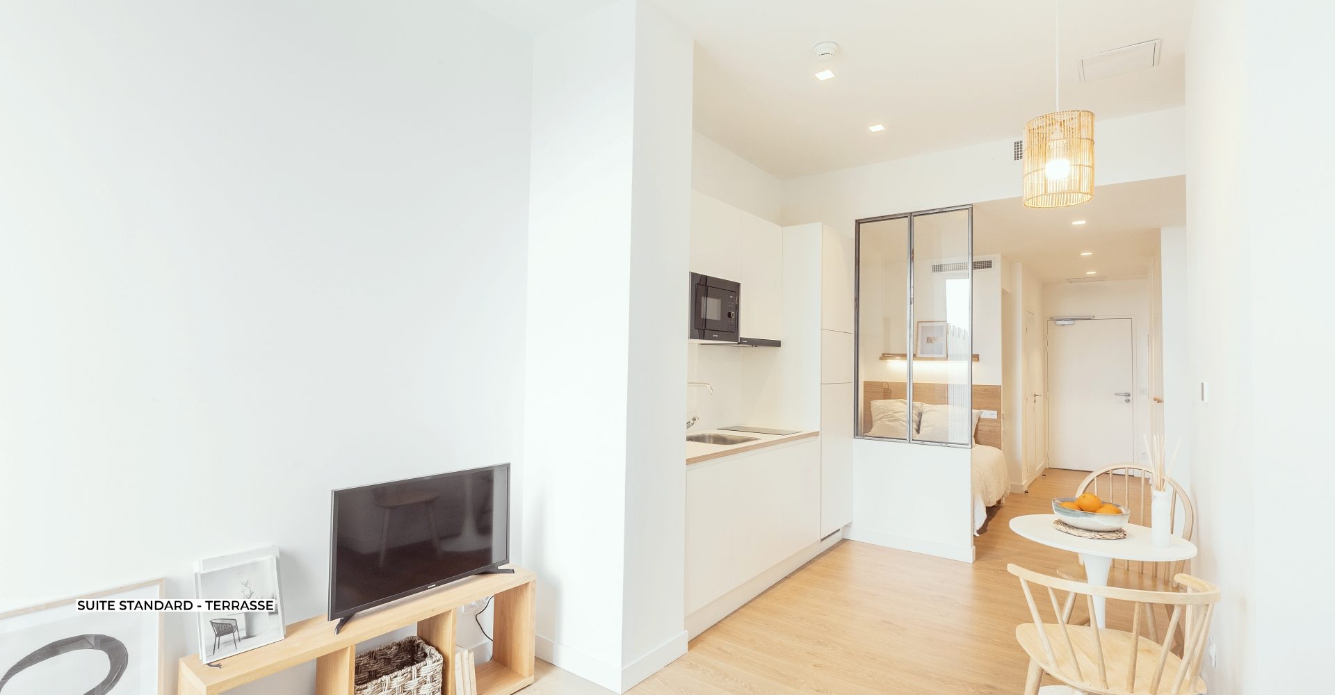 Salon avec un canapé décoré avec goût en coliving à Marseille