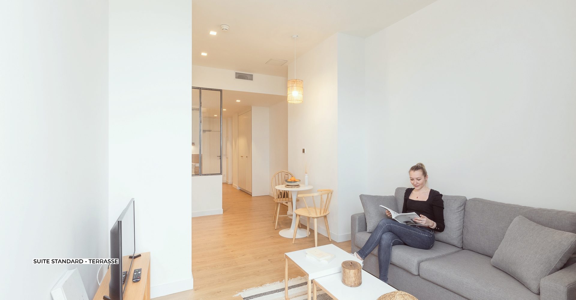 Salon meublé en coliving à Marseille