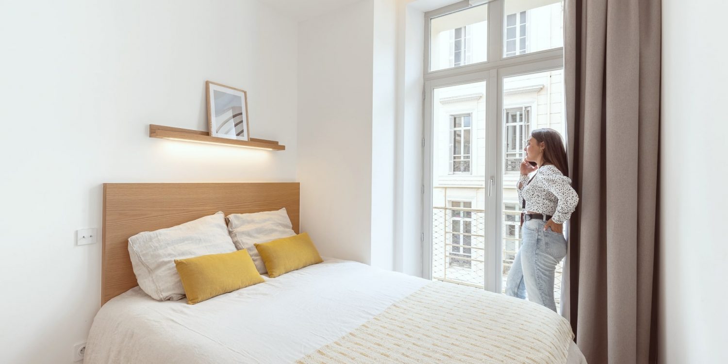 Chambre décorée avec goût en colocation à Marseille