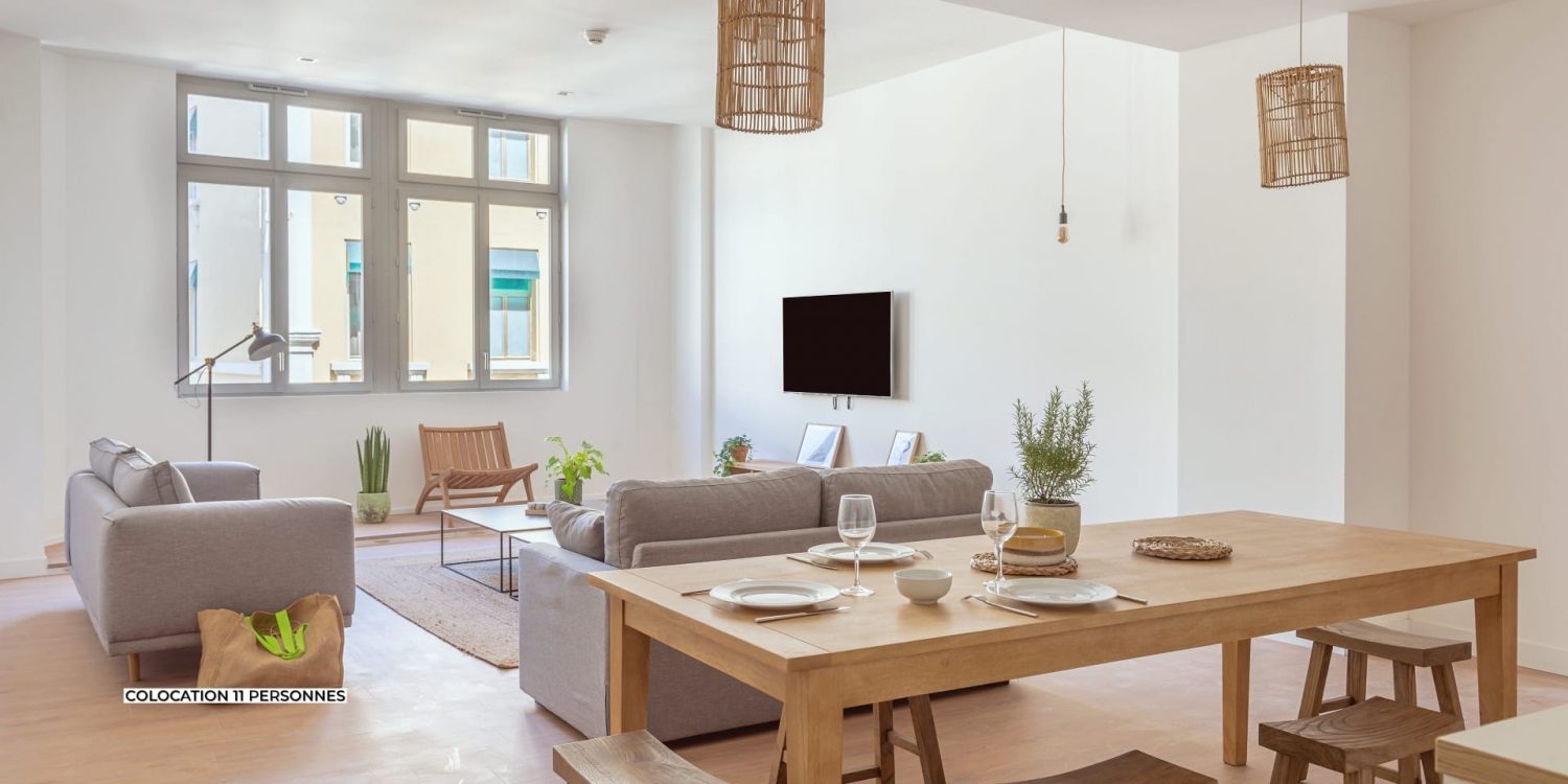 Salon lumineux avec la table à manger en coliving à Vieux-Port