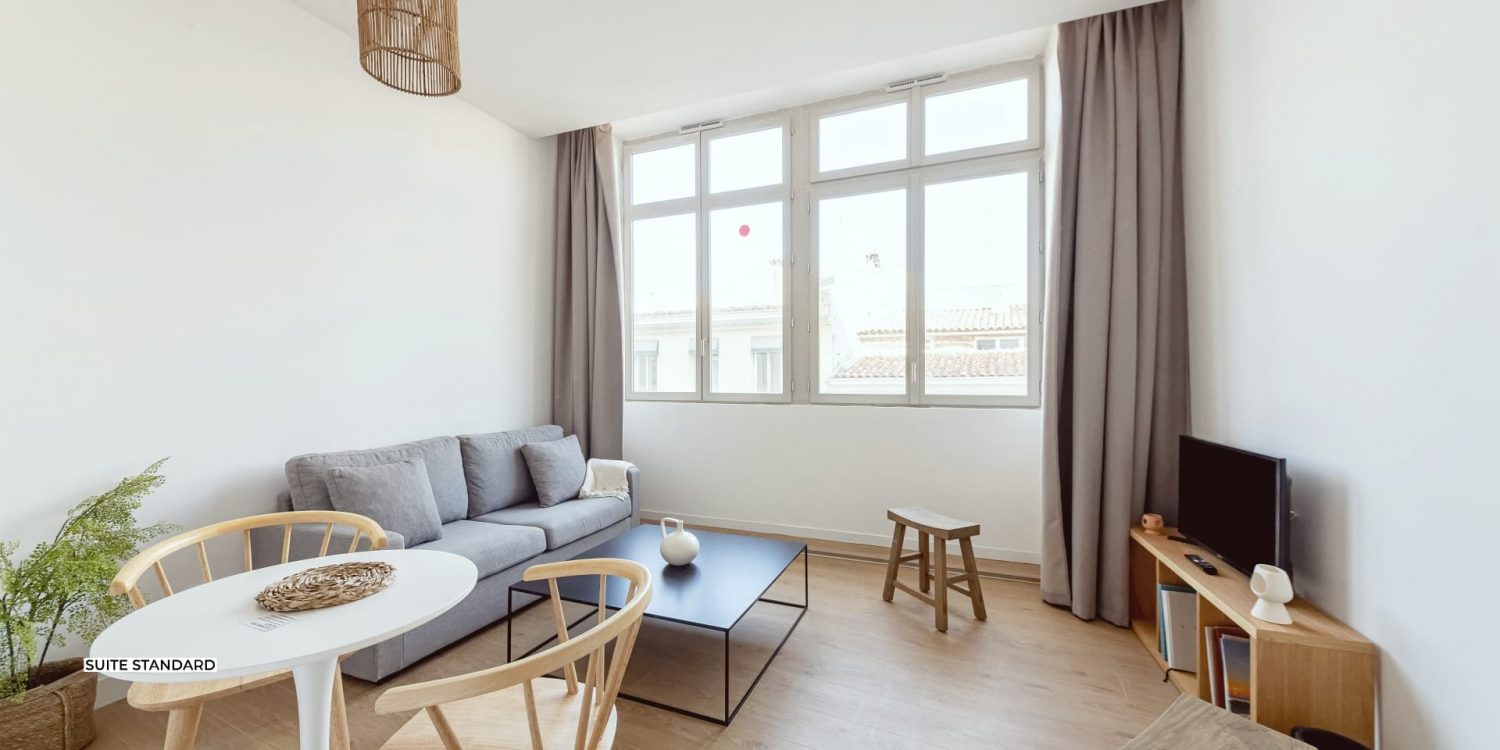 Salon décoré avec goût en coliving à Marseille