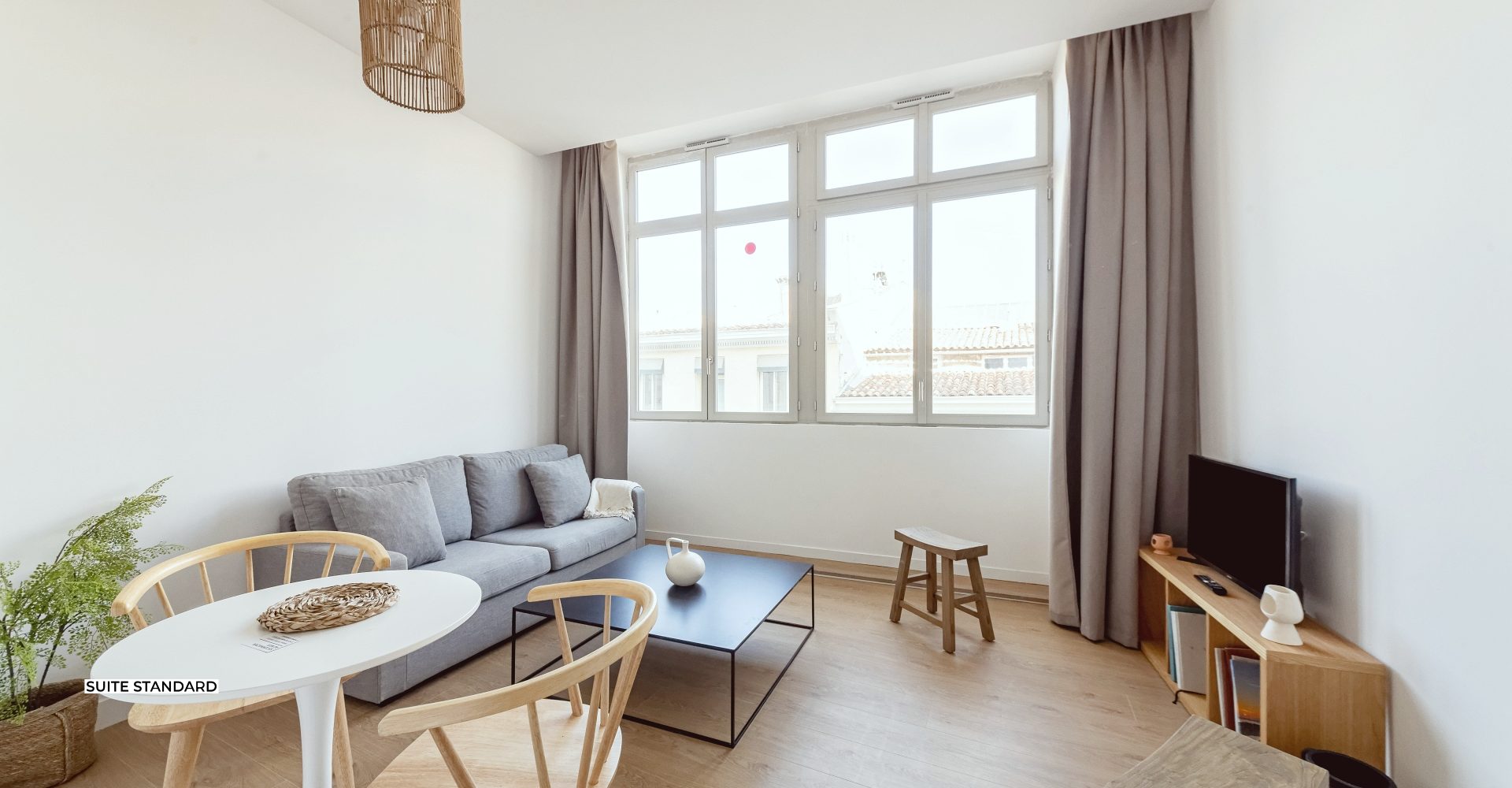 Salon décoré avec goût en coliving à Marseille