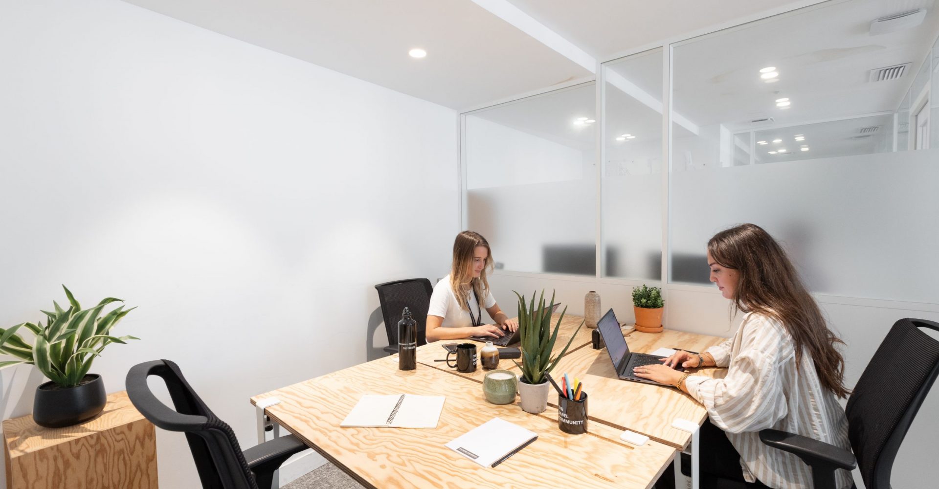 653 - Bureau #3 (2)