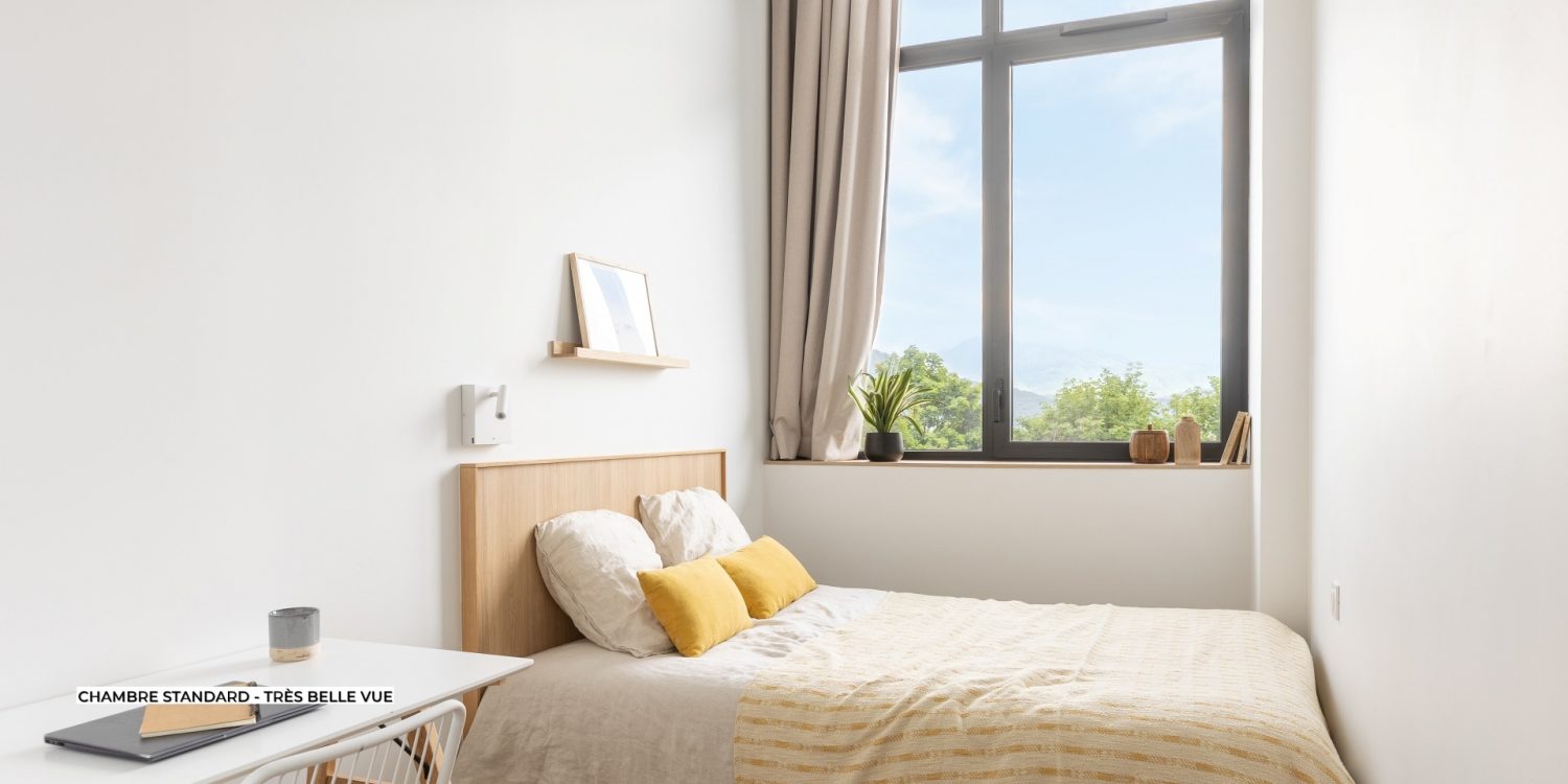 Chambre avec coin bureau en coliving à Grenoble