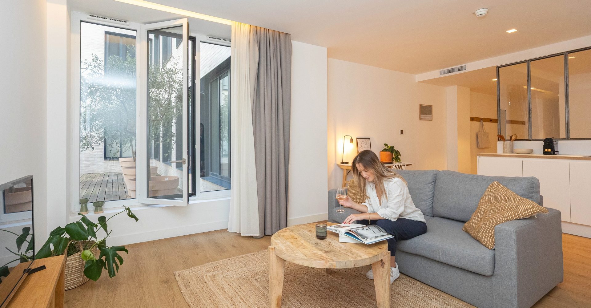 GRANDE SUITE PREMIUM - VUE PATIO - 213 - The Babel Community Coliving Marseille Vieux Port (3)