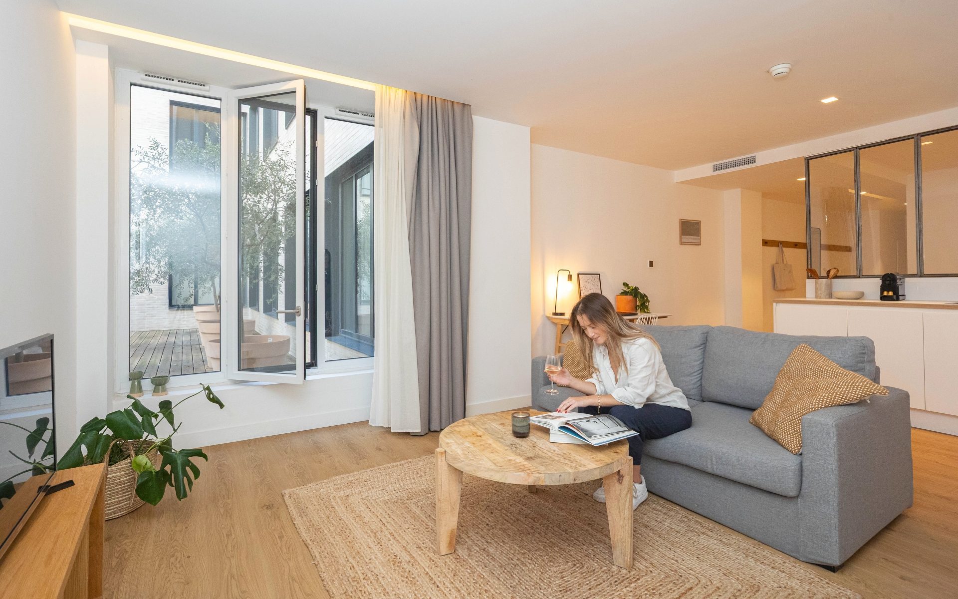 GRANDE SUITE PREMIUM - VUE PATIO - 213 - The Babel Community Coliving Marseille Vieux Port (3)