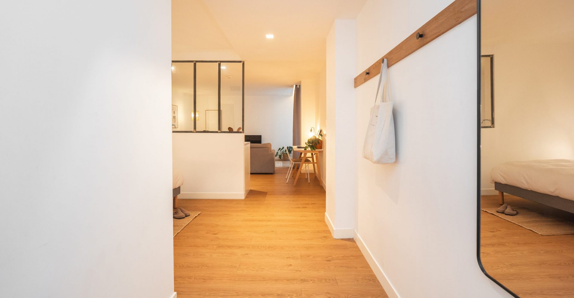 GRANDE SUITE PREMIUM - VUE PATIO - 213 - The Babel Community Coliving Marseille Vieux Port (8)