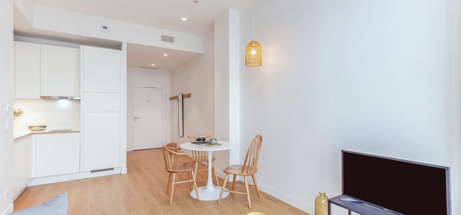 Salon avec une cuisine équipée en coliving individuel à Grenoble