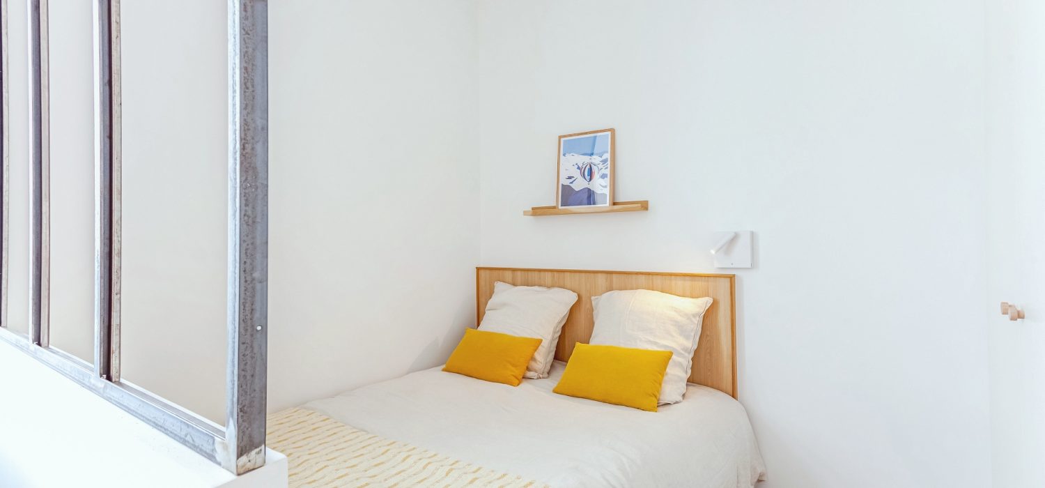 Chambre avec un lit double en coliving individuel à Grenoble