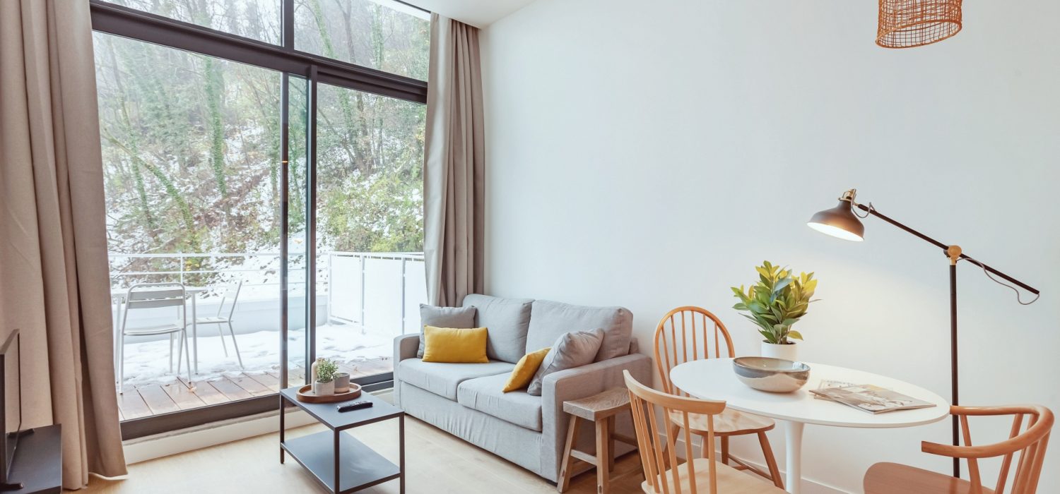 Salon meublé en coliving individuel à Grenoble
