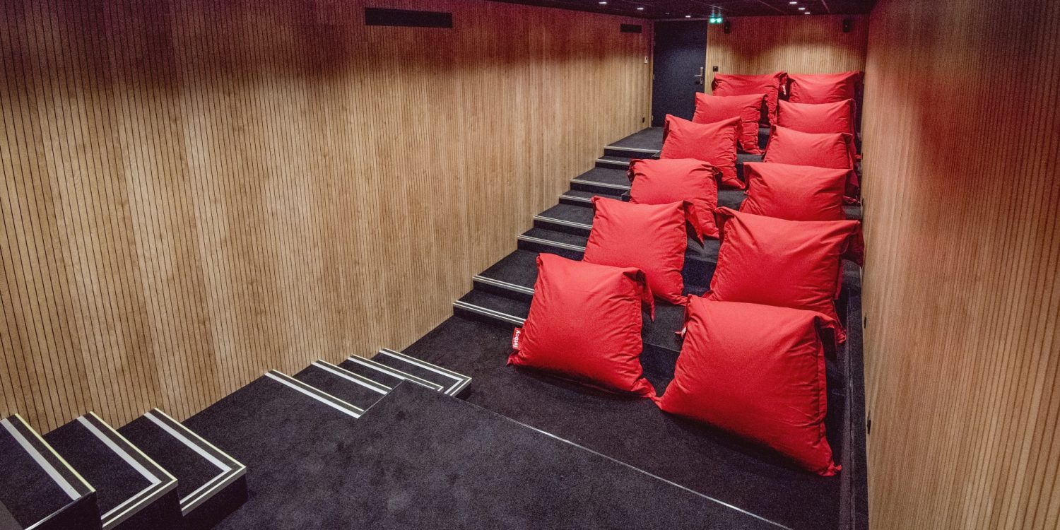 Salle de réunion en amphithéâtre avec une mise en place modulable