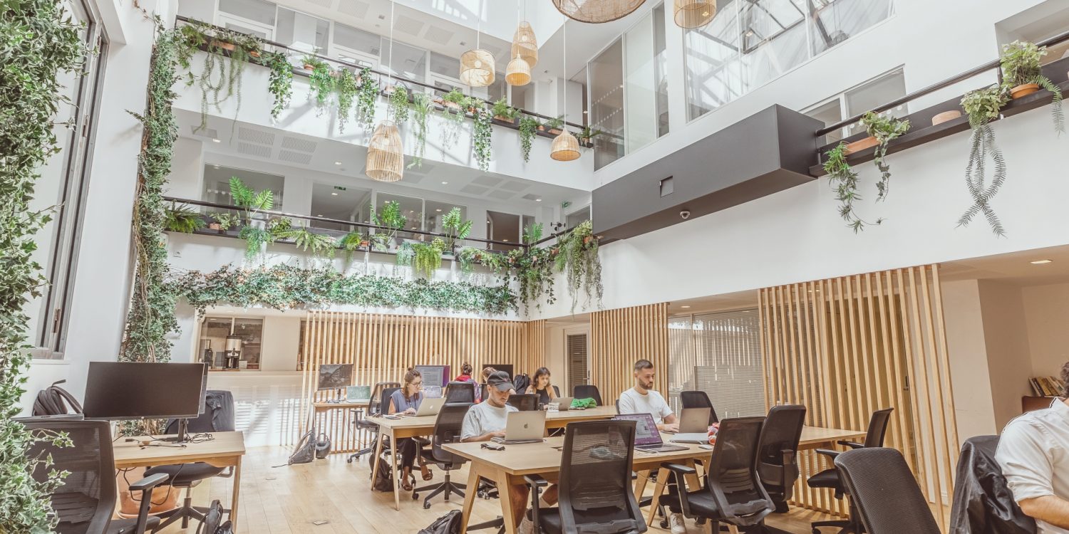 Poste de travail en openspace décoré avec soin en coworking à Marseille