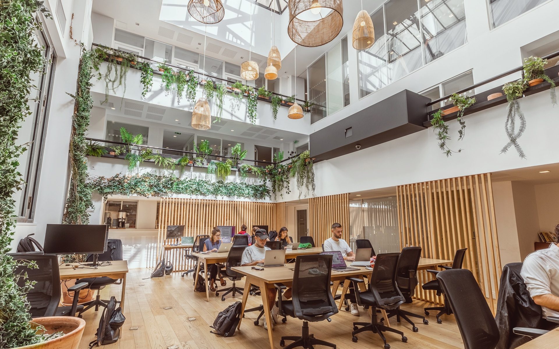 Open space coworking with access to services (concierge, call box, free meeting rooms...) in Marseille