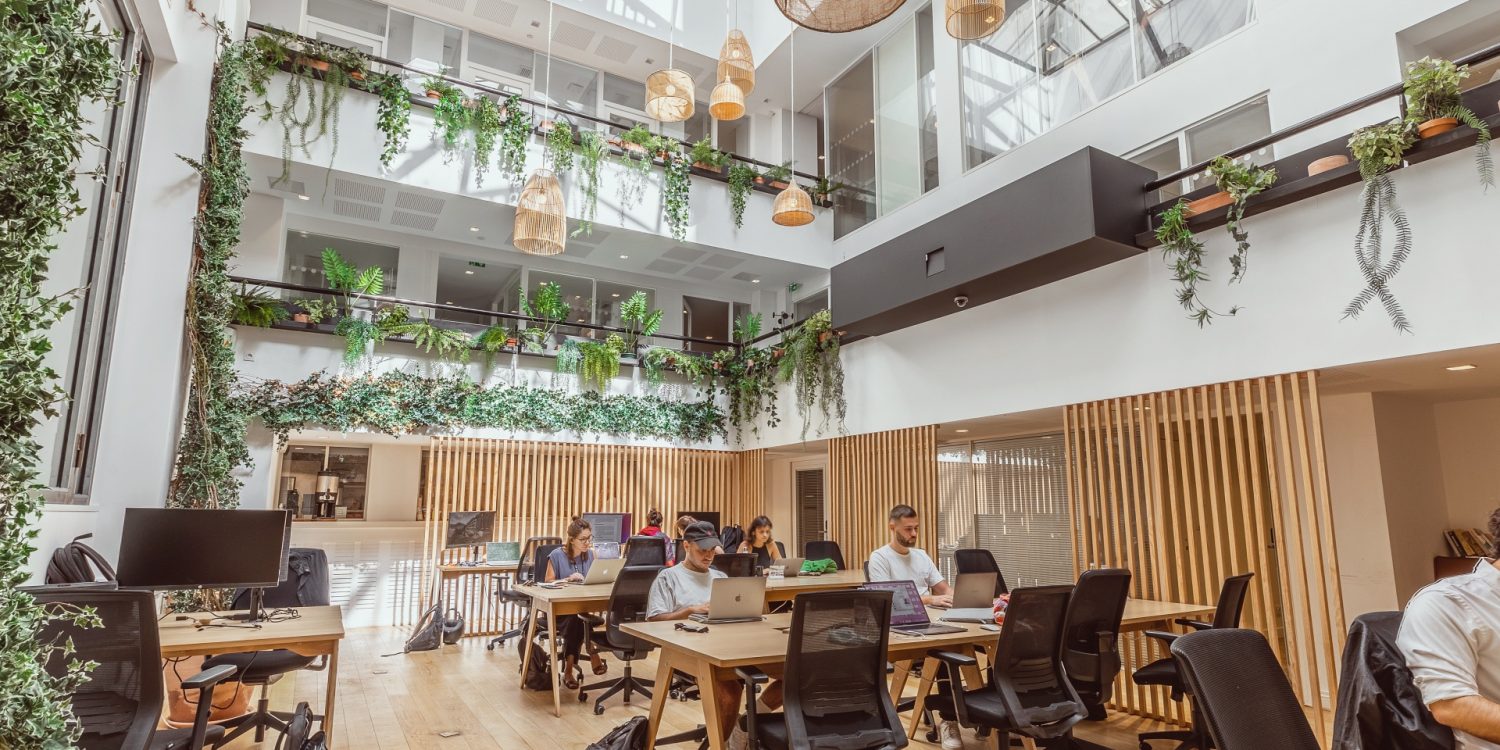 Open Space en coworking avec l'accès aux services (conciergerie, call box, free meeting rooms…) à Marseille