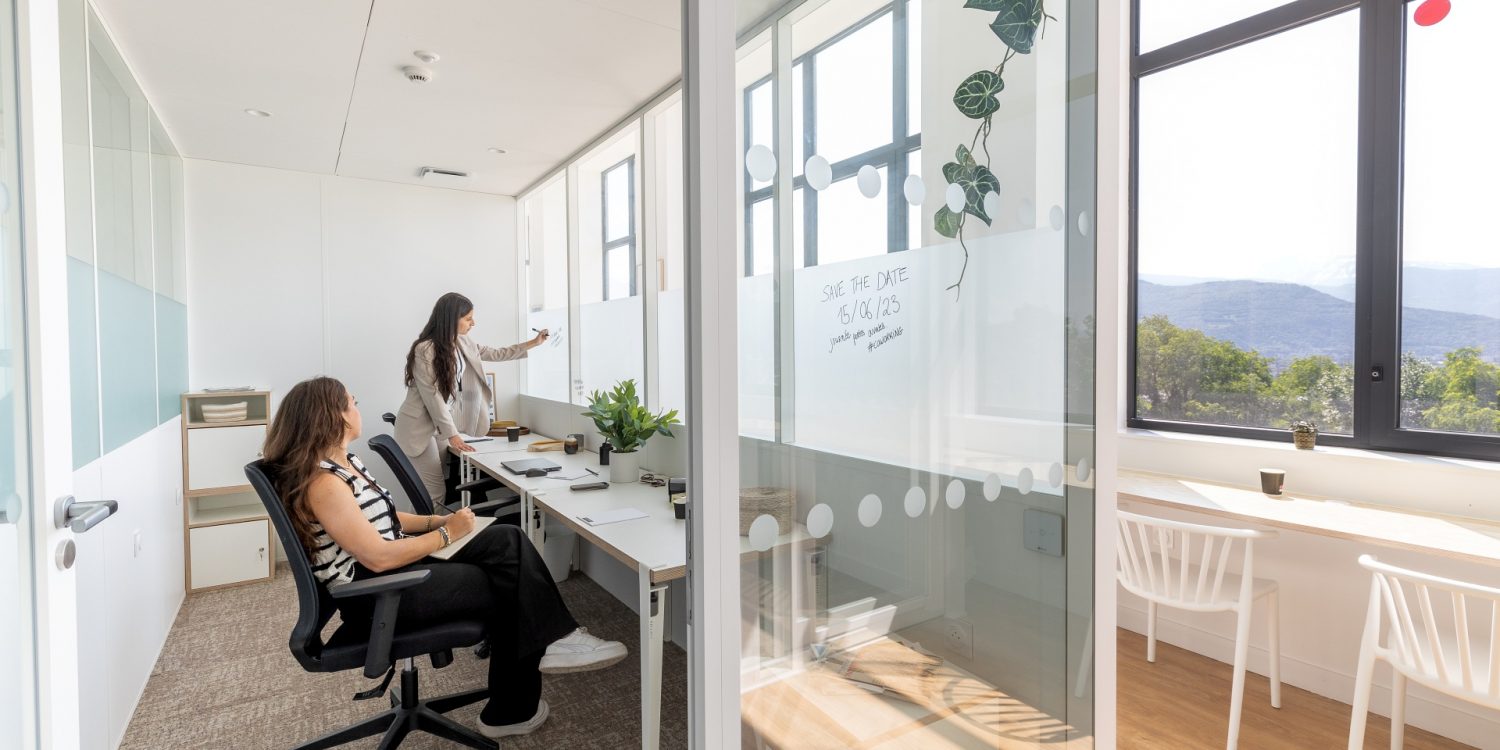 Bureau fermé lumineux dans espace coworking moderne à Grenoble