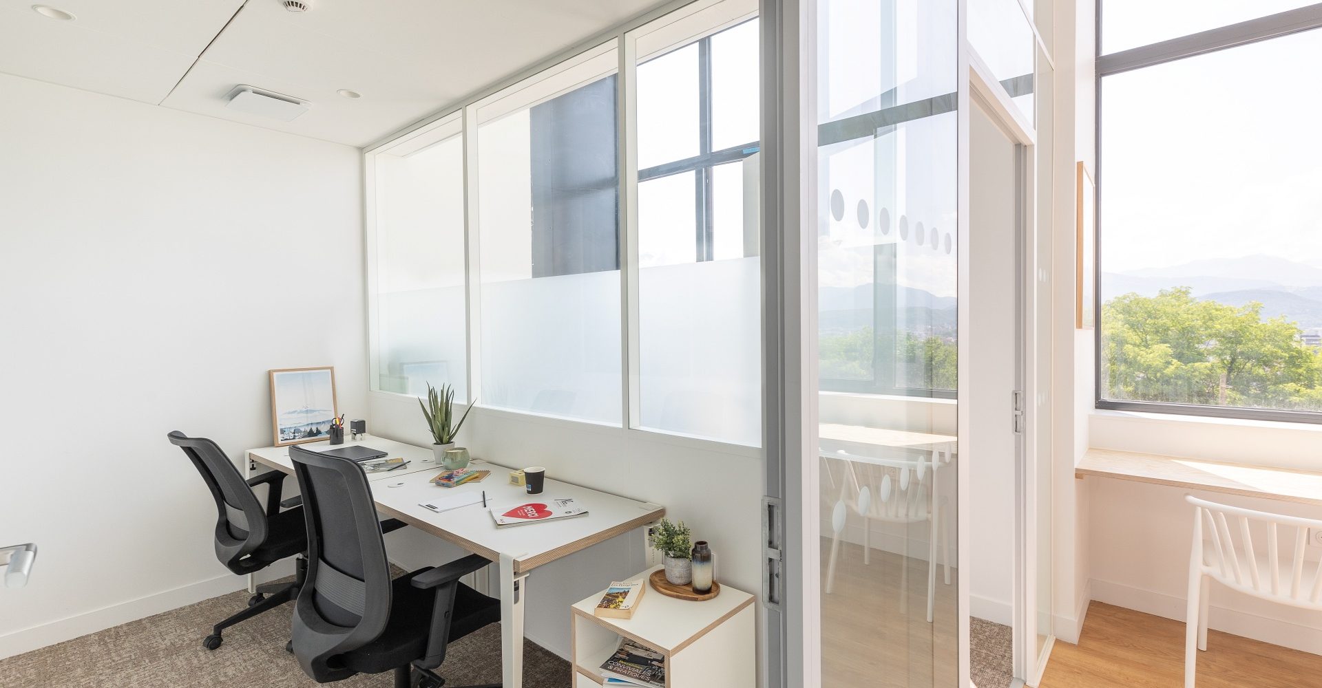 Espace de travail avec mobilier design à Grenoble