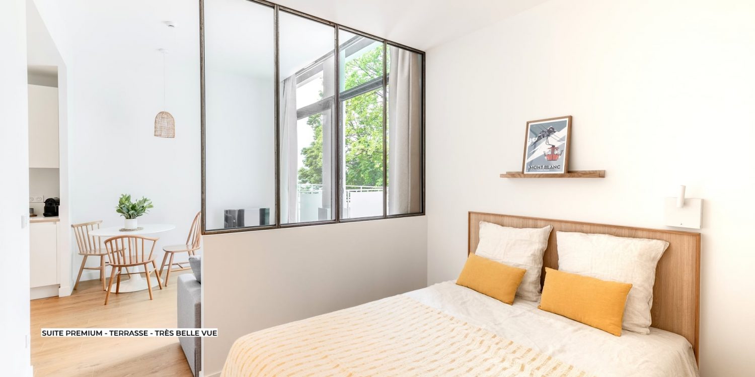 Chambre avec un lit double décoré avec goût à Grenoble