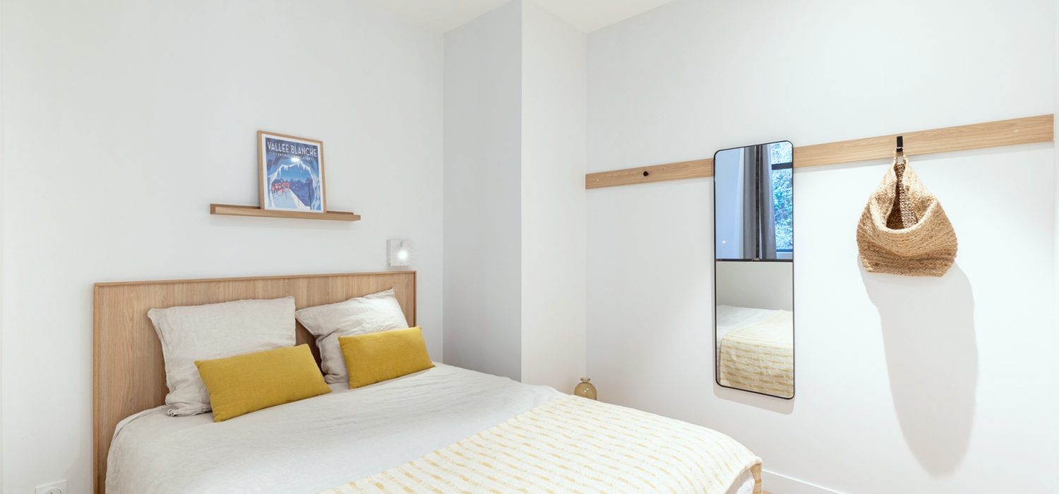 Chambre claire avec un lit double à Grenoble Bastille