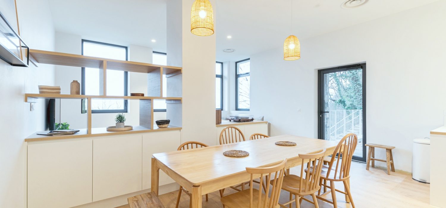 Salon avec la table à manger en T2 Grenoble