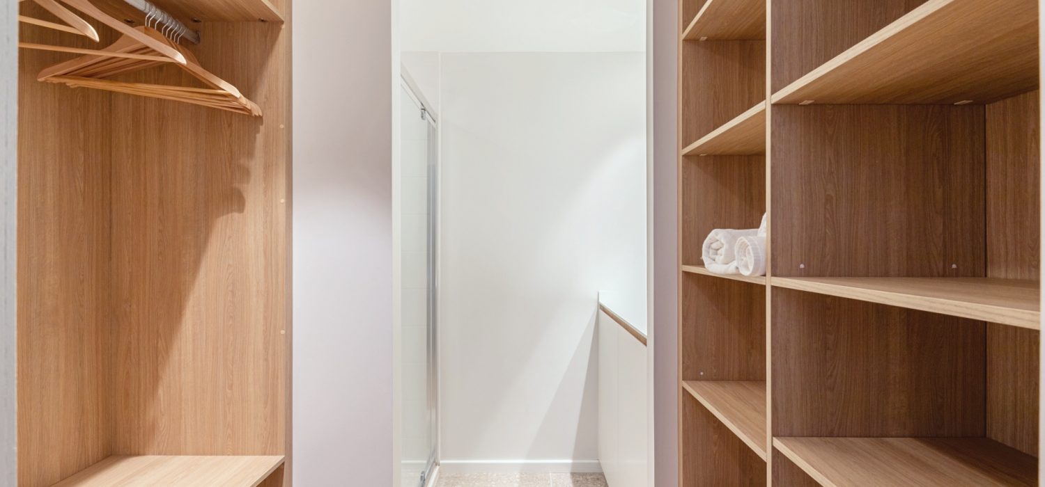 Dressing dans l'appartement dans la résidence à Grenoble