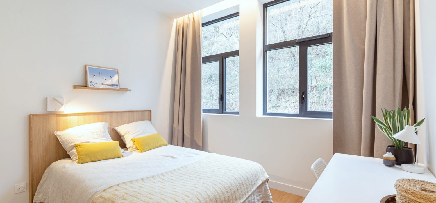 Chambre avec un lit double en T2 à Grenoble Bastille