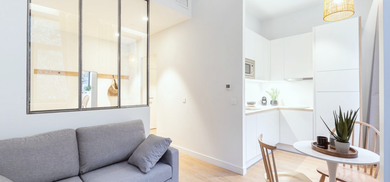 Cuisine ouverte sur le salon en coliving individuel à Grenoble